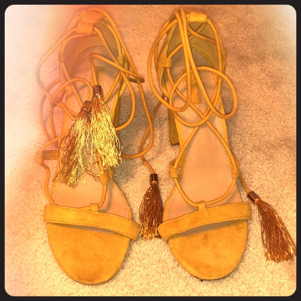 Yellow suede heels with wrap-around straps&tassels
